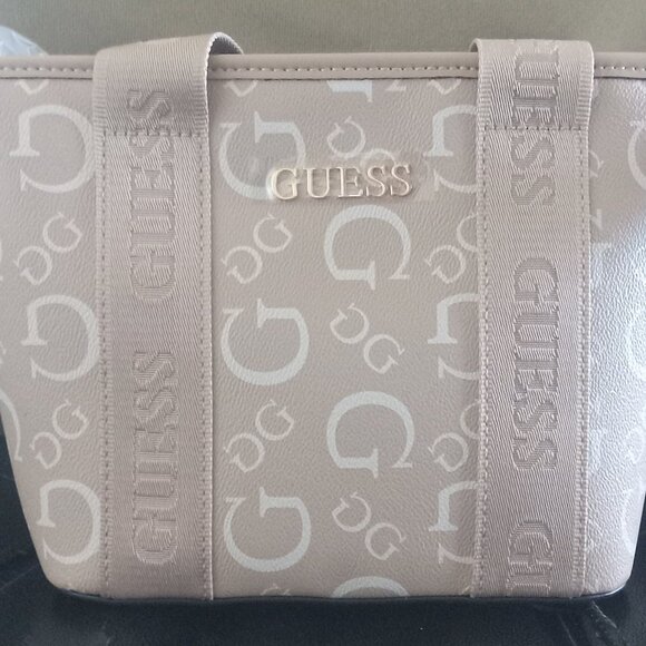 Guess purse - Picture 1 of 5
